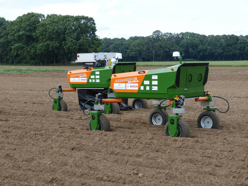 BoniRob, die autonome Feldroboter-Plattform, soll die Arbeit der Landwirte erleichtern. Die gemeinsame Entwicklung der HS Osnabrück sowie der Firmen Deepfield Robotics und Amazone wurde jetzt mit dem Europäischen Technologietransfer-Preis ausgezeichnet.