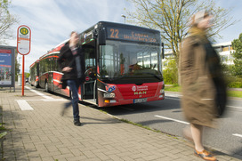 Ein Bus steht an einer Haltestelle