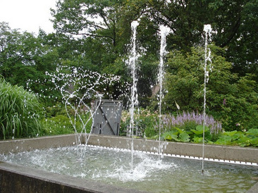 Programmgesteuerte Wasserspiele im Versuchsbecken der Wasseranlage im Staudengarten