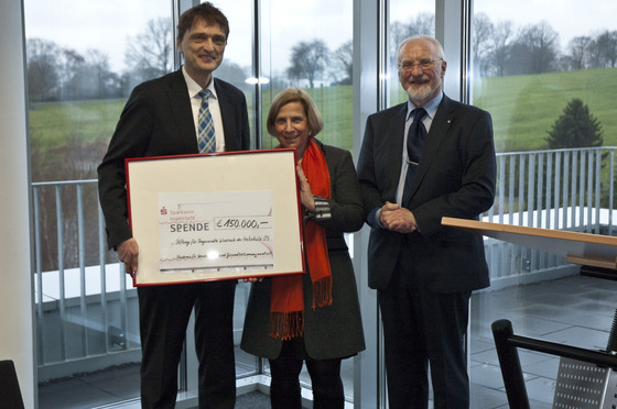 Hochschulpräsident Prof. Dr. Andreas Bertram, Professorin Dr. Barbara Schmidt-Rettig, Stifter Heinz Kölking