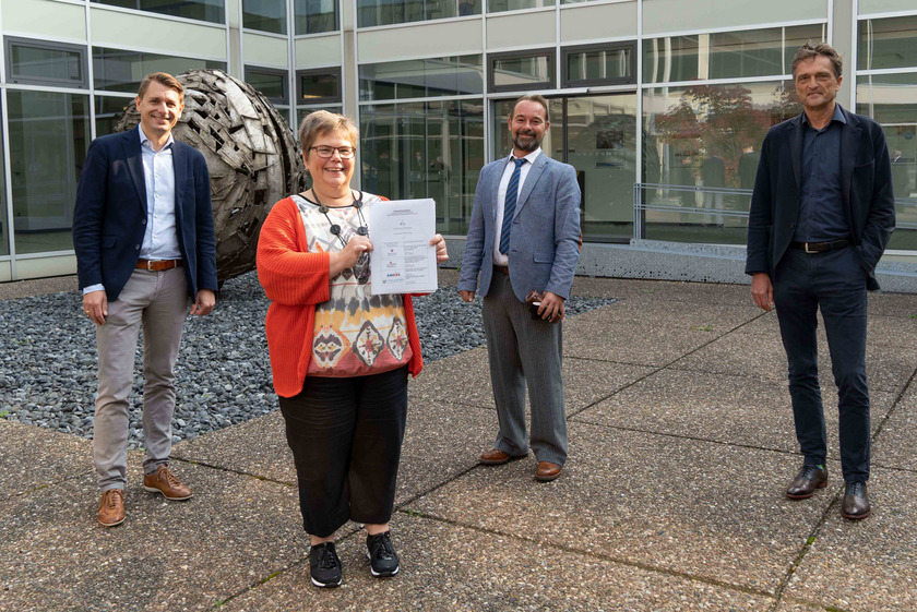 Prof. Dr. Stefanie Seeling hält den unterschriebenen Kooperationsvertrag in Händen. Mit ihr freuen sich Prof. Dr. Ingmar Ickerott, Dekan der Lingener Fakultät, Prof. Dr. Benjamin Kühme und Hochschulpräsident Prof. Dr. Andreas Bertram.