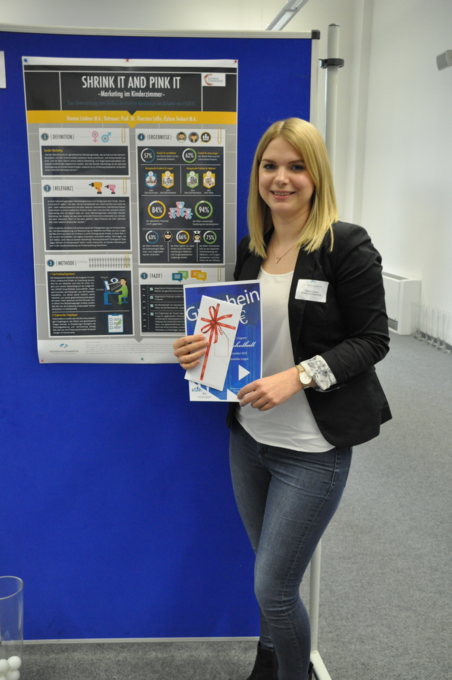 Verena Linder, Gewinnerin des Publikumspreises, vor ihrem Poster zum Thema "Einfluss von Gendermarketing"