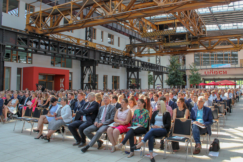 Über 1000 Gäste fanden sich für die feierliche Zeugnisvergabe in den Hallen I/II des Campus Lingen ein