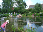 Erfrischung und Entspannung am Teich des Staudengartens