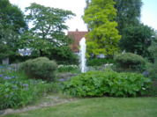 Die große Fontäne der Wasseranlage im Staudengarten - hier mit reduzierter Leistung