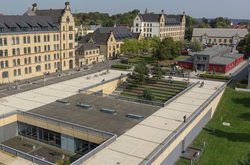 Man sieht eine freie Fläche und alte und neue Gebäude der Luft.