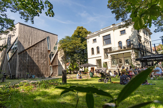 Das Museumsquartier Osnabrück vereint vier Häuser verschiedener Epochen: Das Felix-Nussbaum-Haus samt Erweiterungsbau, das Kulturgeschichtliche Museum, das Akzisehaus  sowie „Die Villa“. Der Museumsgarten mit dem Café Felka lädt zudem zum Verweilen ein.