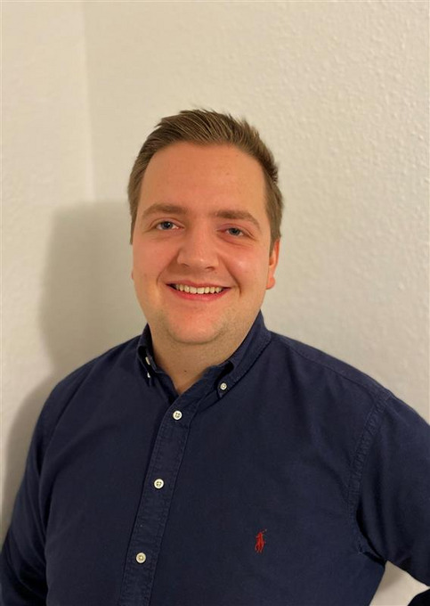 Maximilian Veer lächelt in die Kamera.