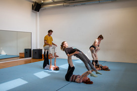 Sportangebote Hochschulsport Osnabrück Yoga Acro Foto: Laura Wallbaum