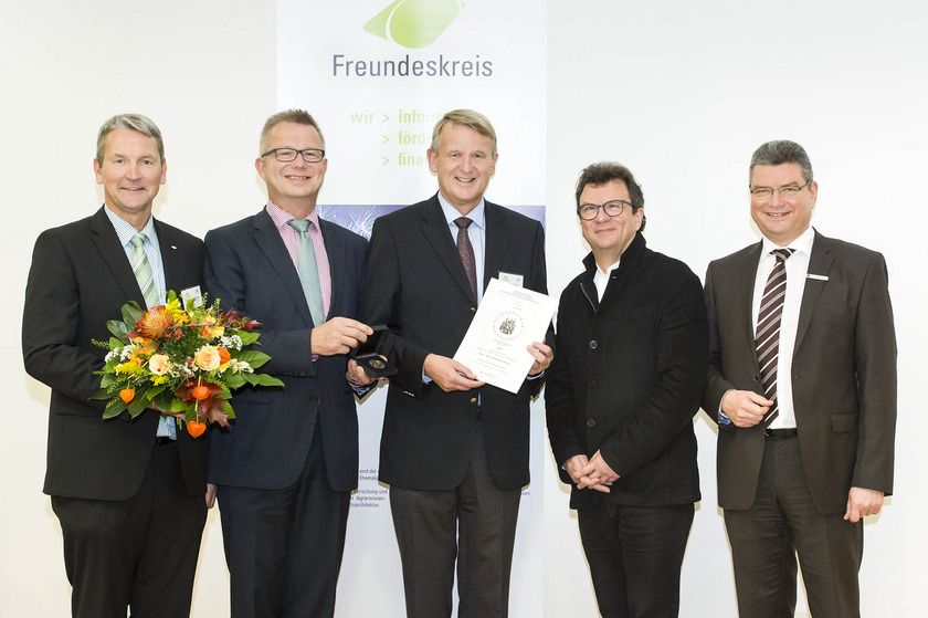 Man sieht eine Gruppe von Männern.