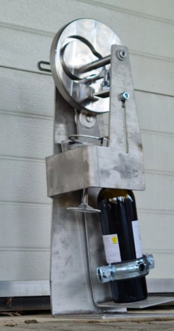 Prototyp für einen mechanisierten Flaschenöffner, der die Flasche nicht nur öffnet, sondern das Getränk zusätzlich eingießt. Prototyp für einen mechanisierten Flaschenöffner, der die Flasche nicht nur öffnet, sondern das Getränk zusätzlich eingießt.