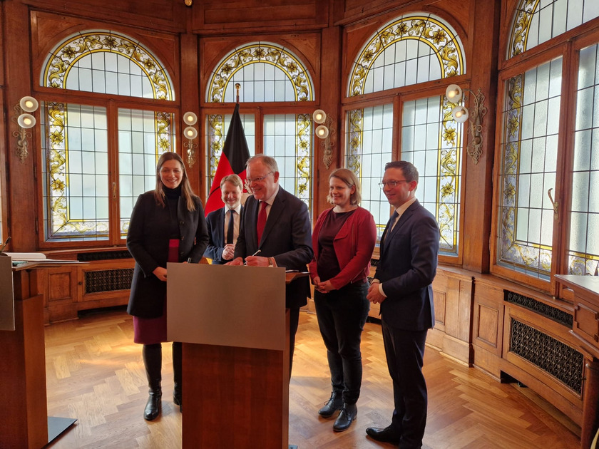 Von links: Prof. Dr. Susanne Menzel-Riedel (LHK-Vorsitzende), Finanzminister Gerald Heere, Ministerpräsident Stephan Weil, Kultusministerin Julia Willie Hamburg, Wissenschaftsminister Falko Mohrs; Foto: HS Osnabrück, AB