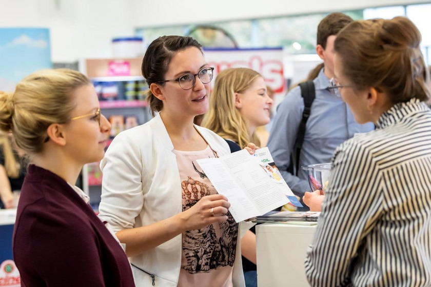 Austausch zwischen Ausstellern und Besucher der Food Future DAY Messe in Osnabrück