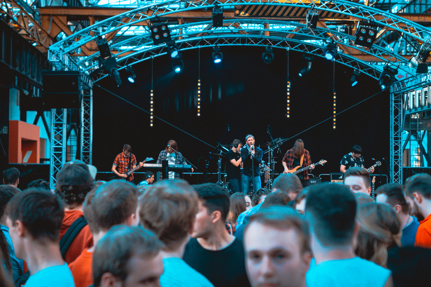 Das Hochschulfestival "Campus in Concert" findet in diesem Jahr wieder mit Publikum in den Hallen des Campus Lingen statt.  Foto: Hochschule Osnabrück / Shawn Hellmann