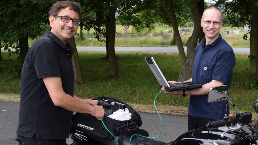 Marcus Schröter und Professor Dr.-Ing. Jürgen Adamek bei der Schwingungsmessung an einem Motorrad