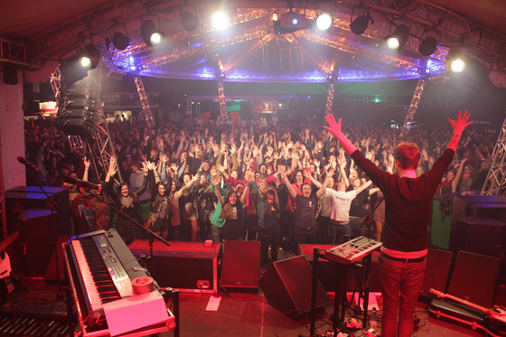 Blick von der Bühne des Terrassenfests auf feiernde Studierende