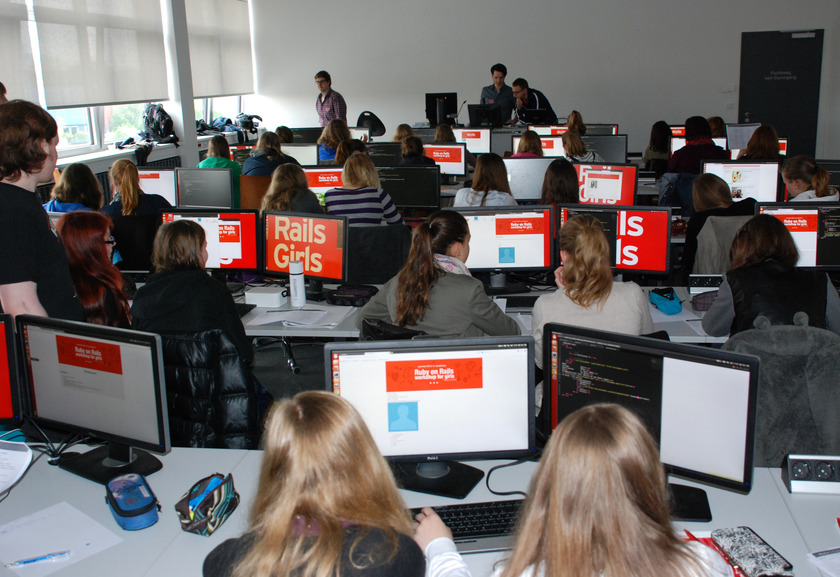 Das Bild zeigt einen Computerraum. An den Rechnern sitzen viele junge Mädchen.