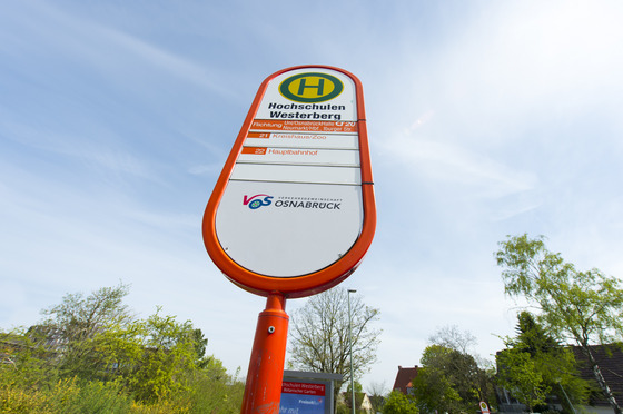 Das Bild zeigt das Bushaltestellenschild der Hochschulen Westerberg