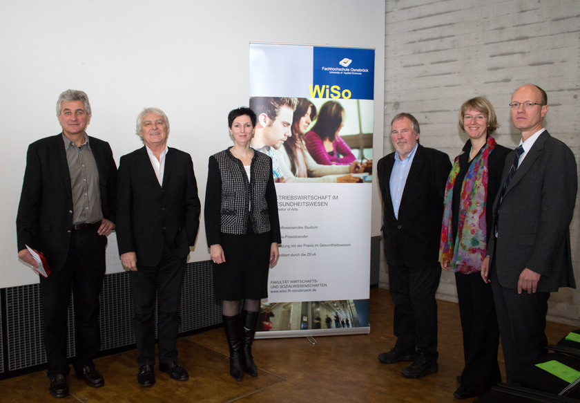 Sechs Personen stehen nebeneinander.