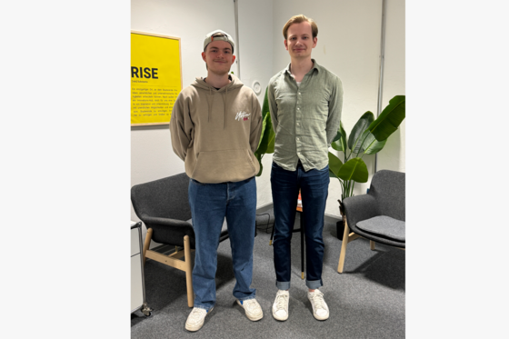 Die 2 jungen Gründer stehen nebeneinander, in Hoddie und Jeanshose.