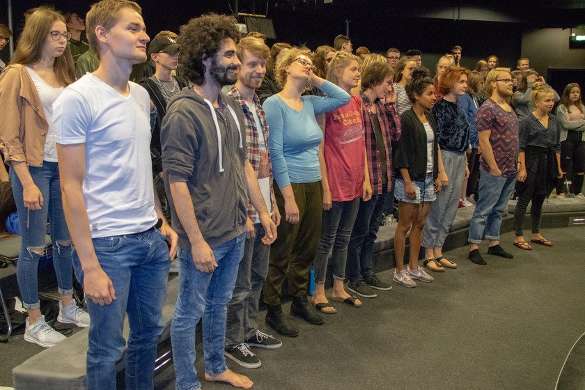 Schülerinnen und Schüler der Oberschule Spelle beim gemeinsamen Methodentag mit Theaterpädagogik-Studierenden der Hochschule Osnabrück