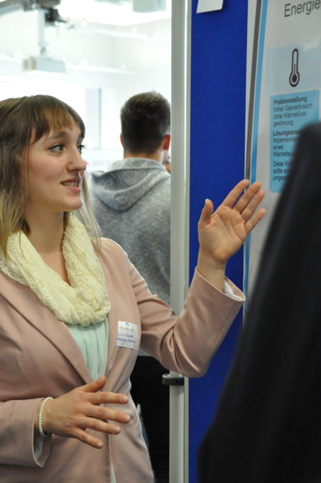 Studierende beim Poster Talk