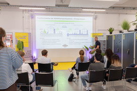 Mann hält Präsentation vor Publikum