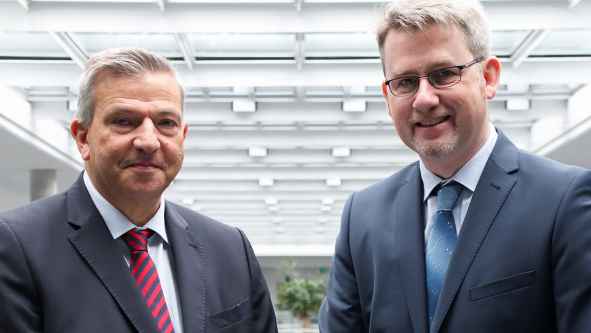 Professor Dr. Thomas Steinkamp, Dekan der Fakultät Management, Kultur und Technik an der Hochschule Osnabrück, und Dr. Dirk Lüerßen, Geschäftsführer der Wachstumsregion Ems-Achse e.V., bei der Unterzeichnung des Mitgliedsvertrags (v.l.n.r.) Professor Dr. Thomas Steinkamp, Dekan der Fakultät Management, Kultur und Technik an der Hochschule Osnabrück, und Dr. Dirk Lüerßen, Geschäftsführer der Wachstumsregion Ems-Achse e.V., bei der Unterzeichnung des Mitgliedsvertrags (v.l.n.r.)