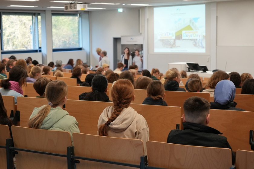 Kinder und Jugendliche der Klassen 5-10 von hinten bei der Einführungsveranstaltung zum Girls and Boys Day