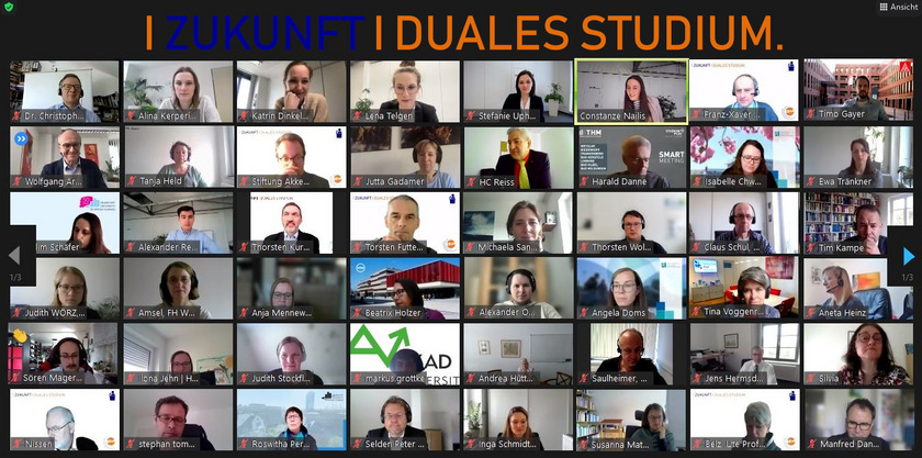 Ein Screenshot einer Zoom-Konferenz, auf dem oben Zukunft Duales Studium steht und darunter die Bilder der Teilnehmenden zu sehen sind.