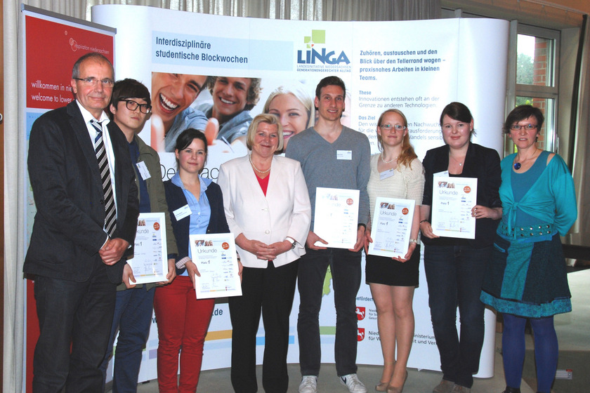 Die Gruppe CuxKorb freut sich über den ersten Platz bei der LINGA-Blockwoche mit dabei (von links) Heiko Hillrichs, stellvertretender Geschäftsführer HELIOS Seehospital Sahlenburg (Sponsor), Sungbum An, Luna Baumgarten, die Niedersächsische Sozialmini