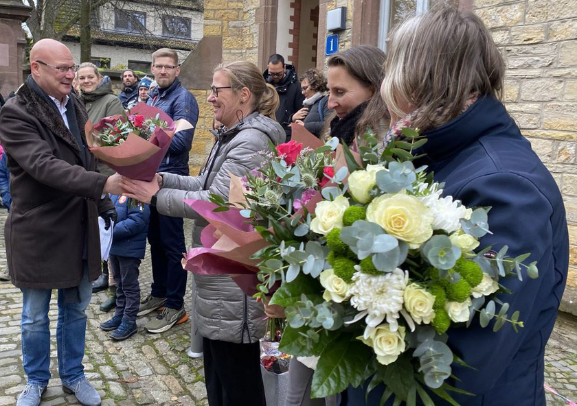 Blumen für die Verantwortlichen der Kita Fingerhut von HVP Dr. Lars Kulke