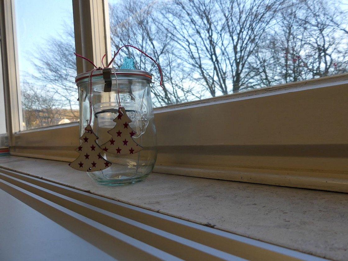 Weckglas für Inkubationsversuche steht auf einer Fensterbank und ist weihnachtlich dekoriert