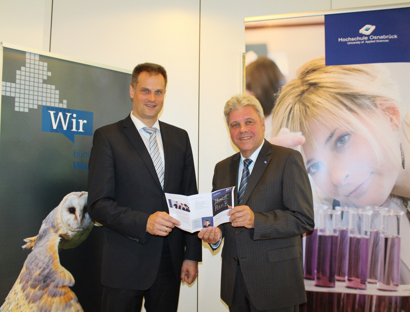 Prof. Dr. Alexander Schmehmann, Vizepräsident für Studium und Lehre der Hochschule Osnabrück, und Hans-Jürgen Falkenstein, Stellv. IHK-Hauptgeschäftsführer, bei der Vorstellung vom Projekt "Neustart".