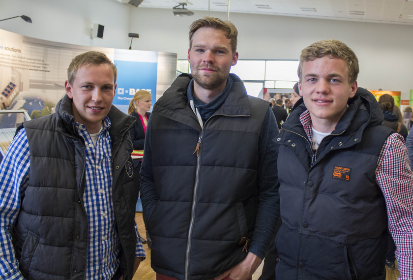 Man sieht drei Studenten.