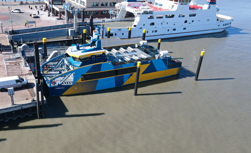 Fähre im Hafen in Norddeich-Mole