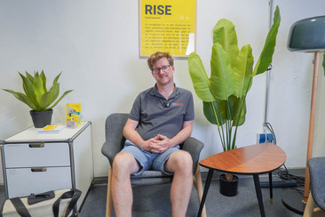 Person sitzt im Social Media Studio