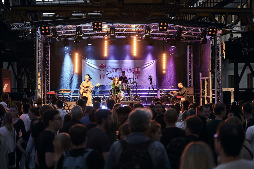 Das Hochschulfestival "Campus in Concert" ist zurück  vor Ort auf dem Campus Lingen und verbreitet Partystimmung.  Foto: Hochschule Osnabrück / Silke Floren
