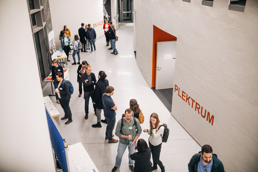 Der Flur vor dem Plektrum Raum mit Menschen auf dem Info-Markt