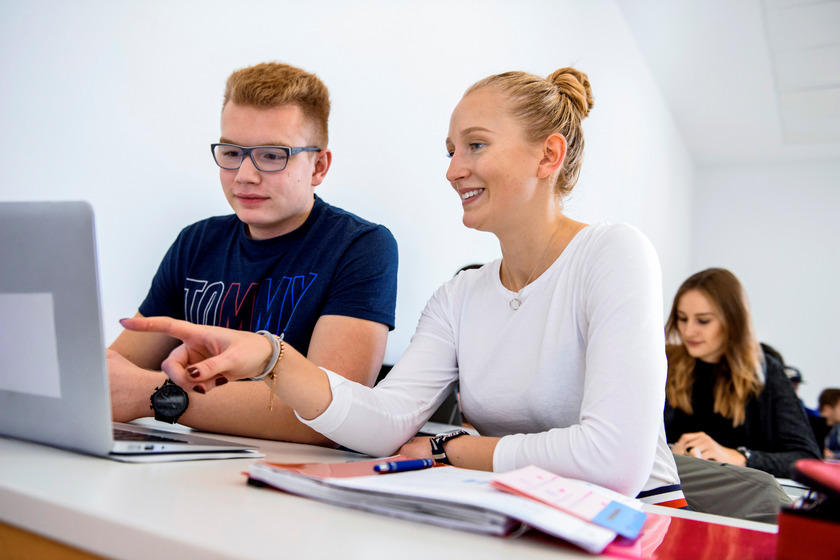Studierende der Hochschule Osnabrück testen das Format des e-Learnings im Rahmen des Programms „Innovation plus“