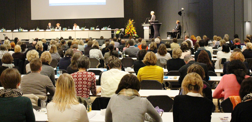 Im voll besetzten Tagungssaal in der OsnabrückHalle hörten die Gäste aus ganz Deutschland und dem Ausland intensiv zu, gaben ihrerseits aber auch zahlreiche Anregungen, die in den neuen Expertenstandard einfließen werden.