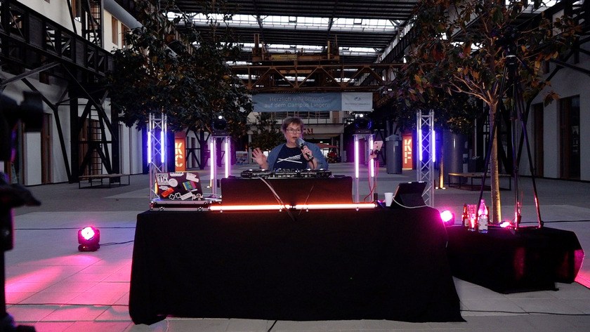 Prof. Dr. Stefanie Seeling bedankte sich während ihres DJ-Sets bei der systemrelevanten Berufsgruppe. Foto: Hochschule Osnabrück