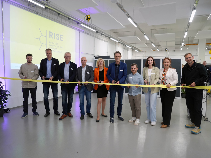 Das Team des StartUp!Labs RISE und das Präsidium der Hochschule Osnabrück zerschnitten gemeinsam das Eröffnungsband und machten damit den Weg frei für künftige Kreation und Innovation im Osnabrücker Hafen.