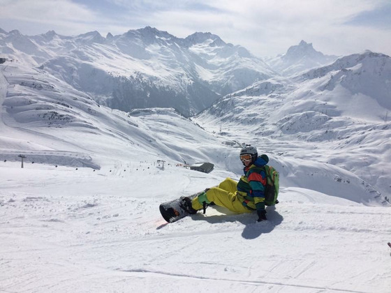 Das Bild zeigt Gerrit Scholz mit dem Snowboard auf der Skipiste