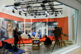 Im TV-Studio am Campus Lingen können Studierende selbst TV-Sendungen produzieren.