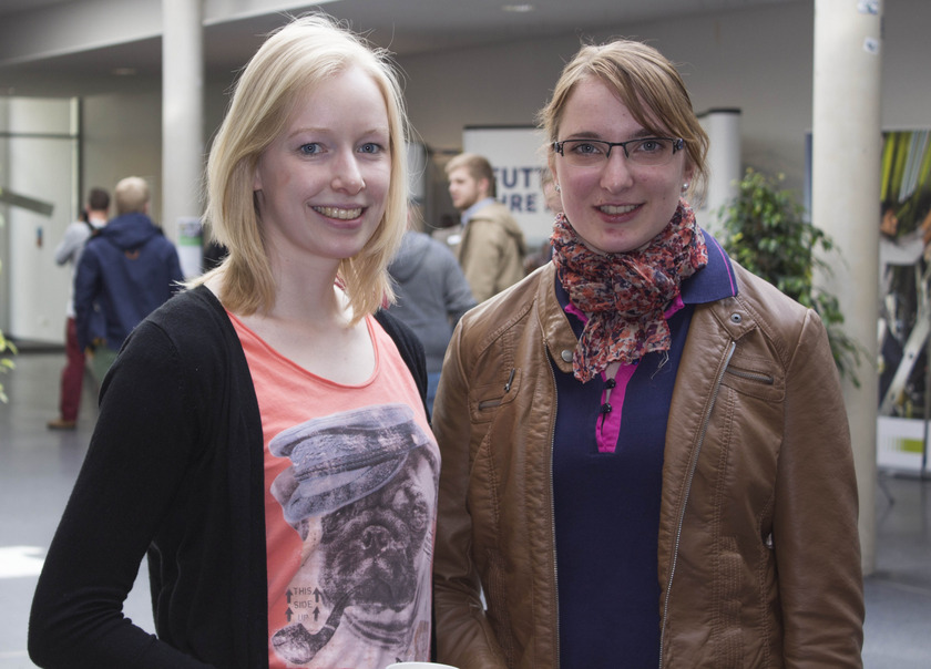 Man sieht zwei Studentinnen.