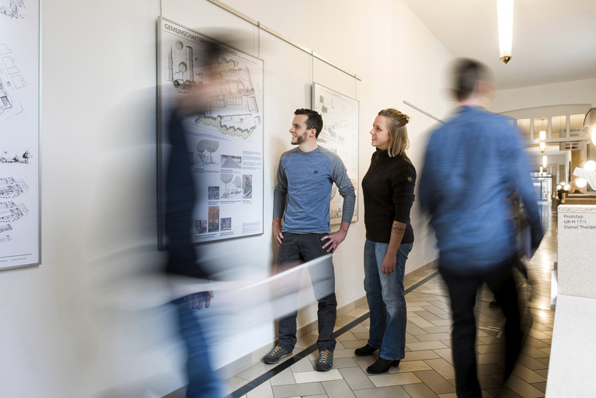 Studierende der Freiraumplanung gehen durch die Ausstellung skript