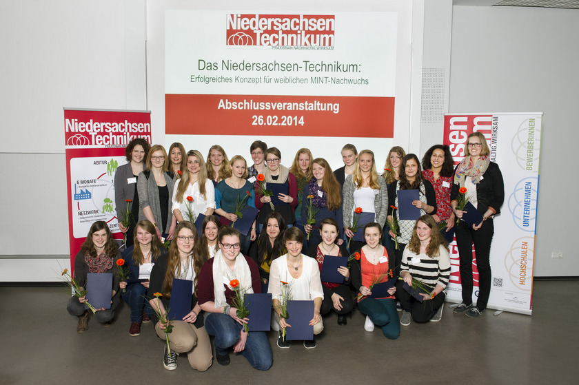 Gruppe NT Man sieht eine Gruppe von jungen Frauen.