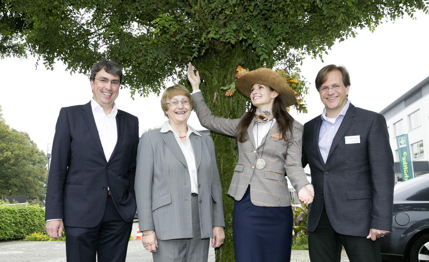 Sie eröffneten die 32. Osnabrücker Baumpflegetage: (von links) Prof. Martin Thieme-Hack, Osnabrücks Bürgermeisterin Karin Jabs-Kiesler, die Deutsche Baumkönigin Miriam Symalla sowie Tagungsleiter Prof. Dr. Jürgen Bouillon. Foto: Fotostudio Schwarzen