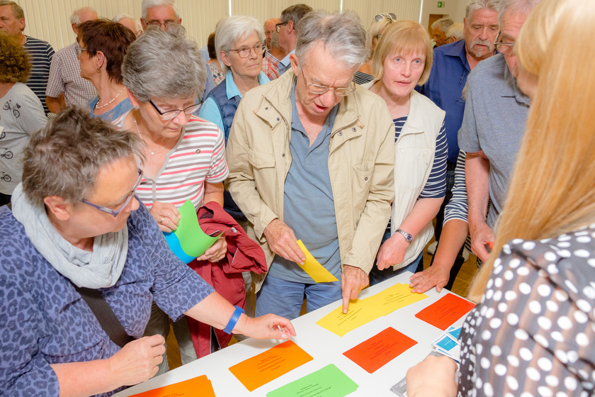 Teilnehmerinnen und Teilnehmer des Senioren Campus bei der Workshopauswahl